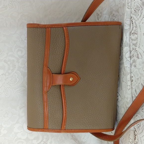 Vintage Dooney and Bourke  crossbody - Picture 3 of 14